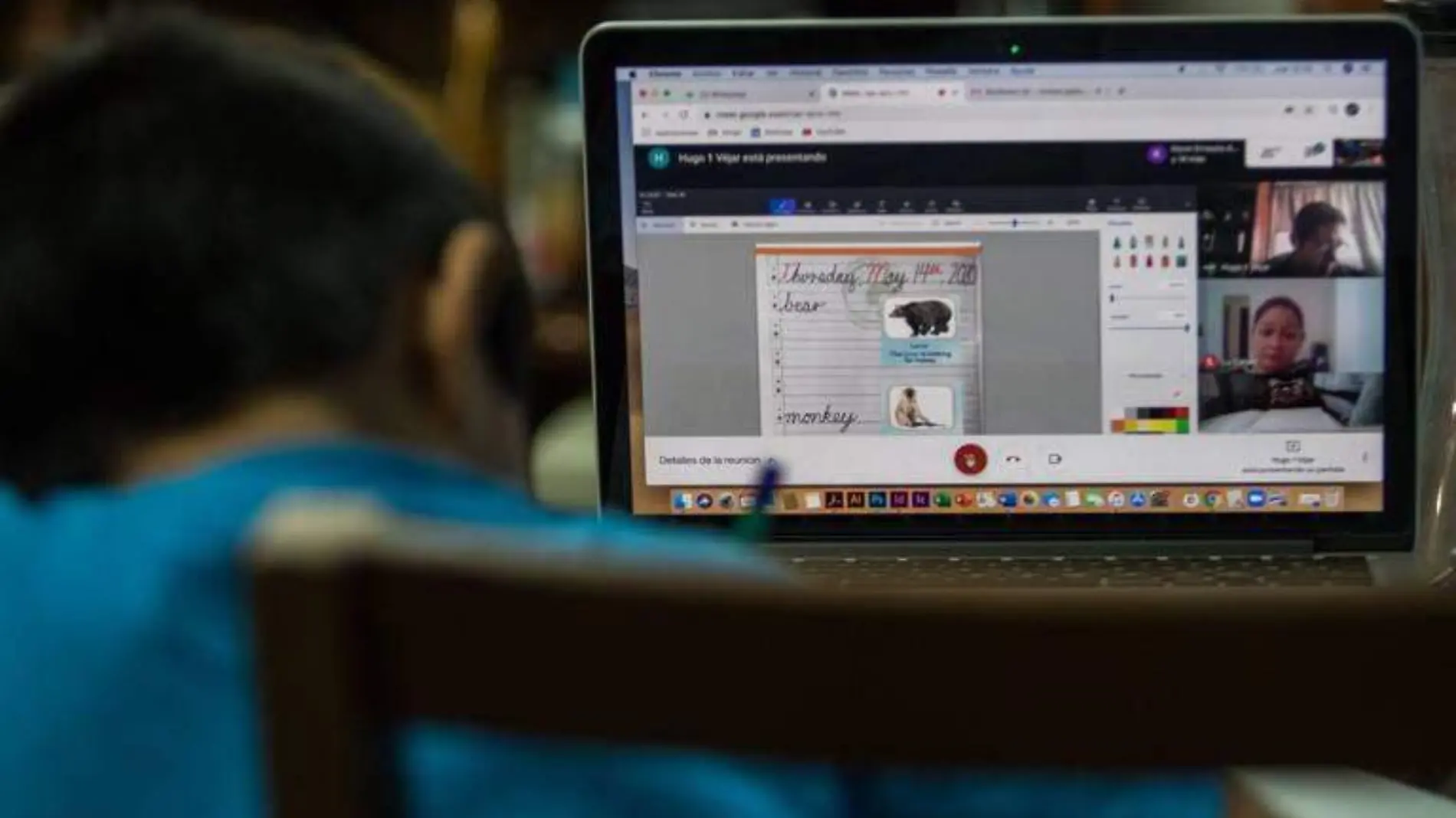 Estudiante tomando clases en línea